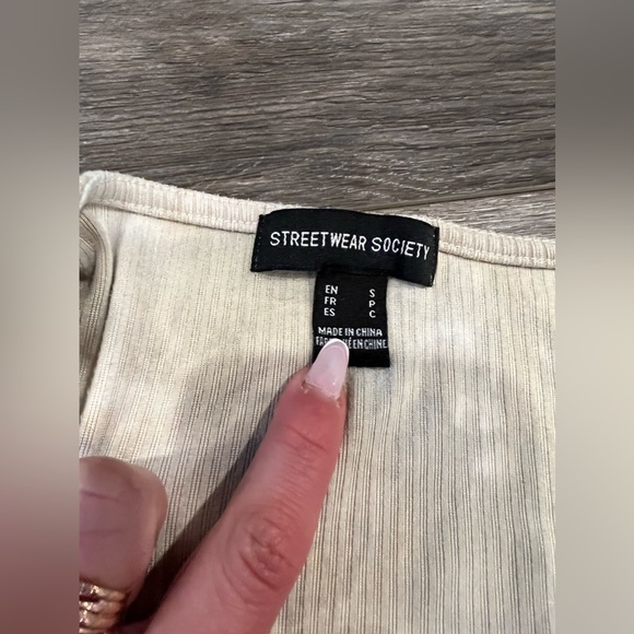 Long Sleeve with Adjustable String - Picture 2 of 3